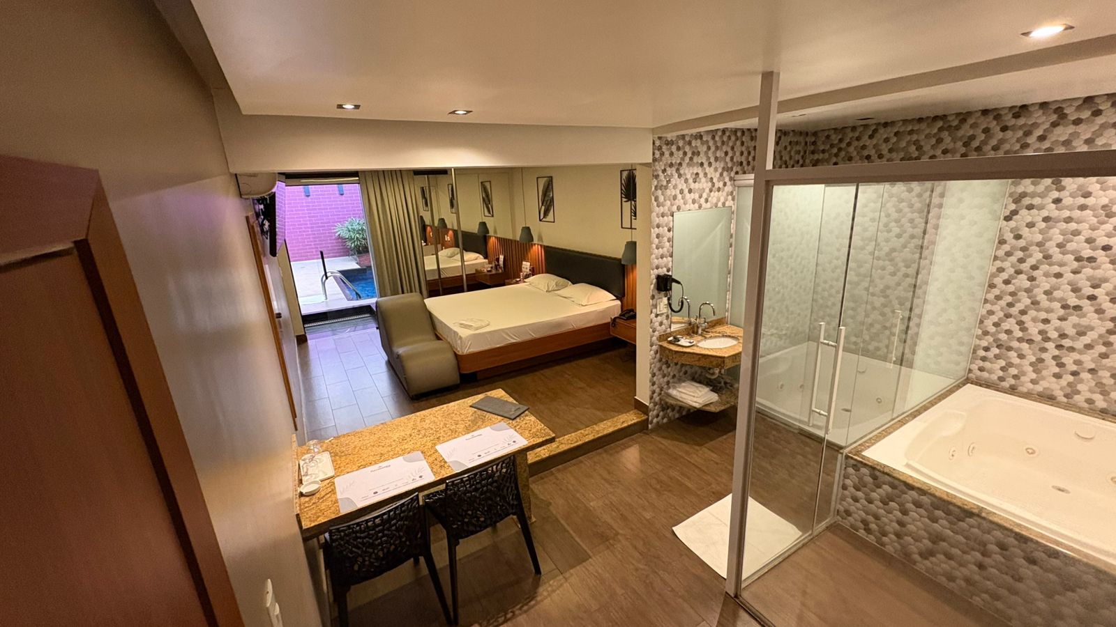 Quarto, hidromassagem e piscina da Suíte Caribe