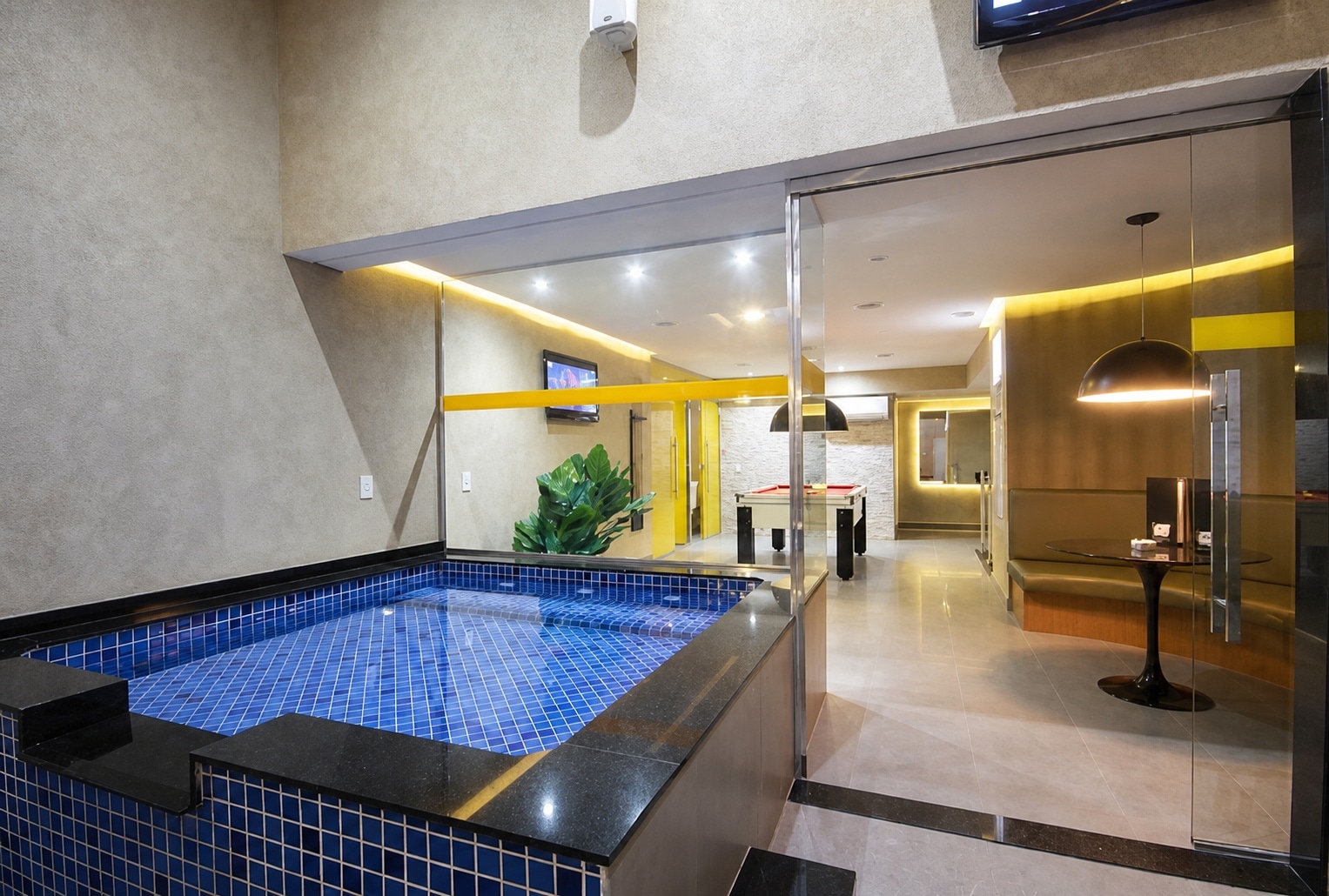 Piscina spa e ambientes da Suíte Caribe Premium